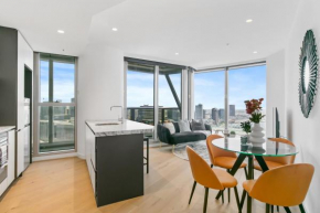 SkyHigh 2BR w Stunning River Views, Gym & Pool